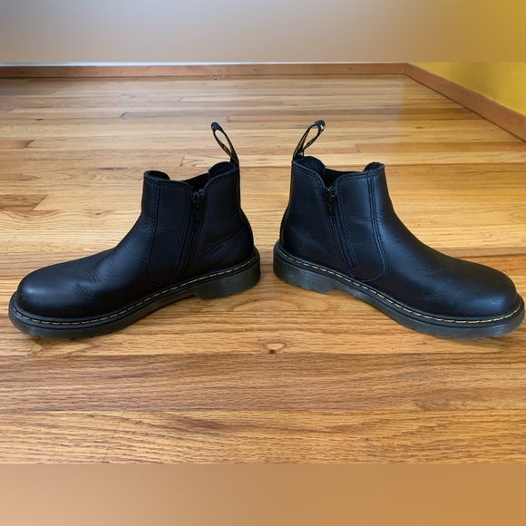 DR MARTENS YOUTH 2976 SOFTY T LEATHER CHELSEA BOOTS - Picture 4 of 12